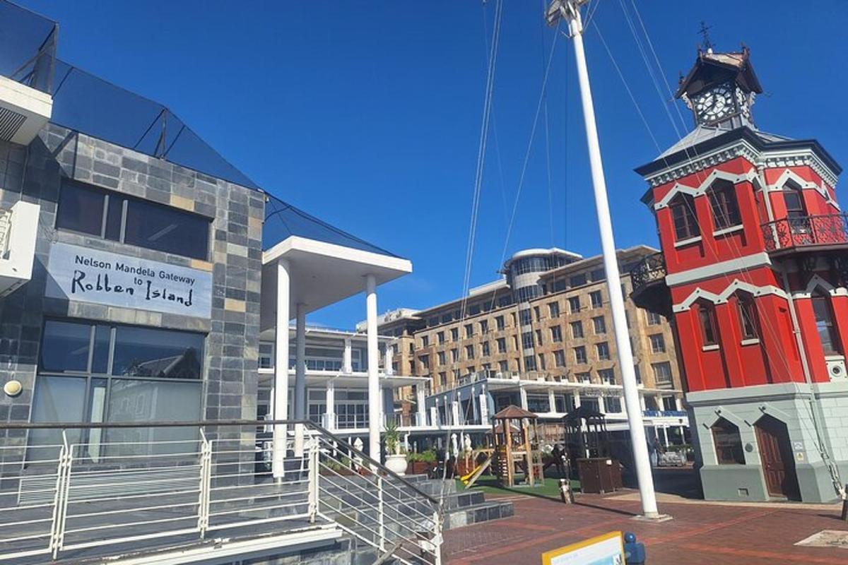 un edifici amb una torre de rellotge vermella en una ciutat