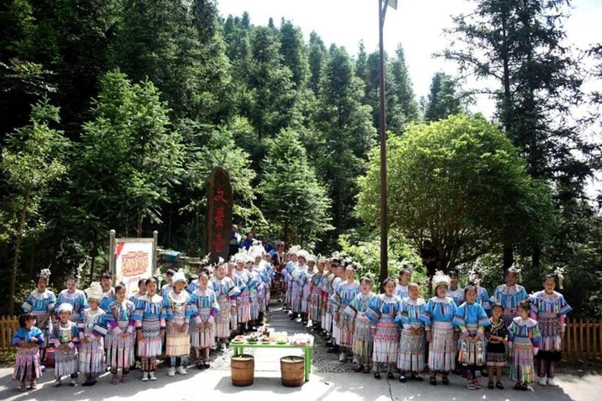 skupina otrok je postrojena v paradi