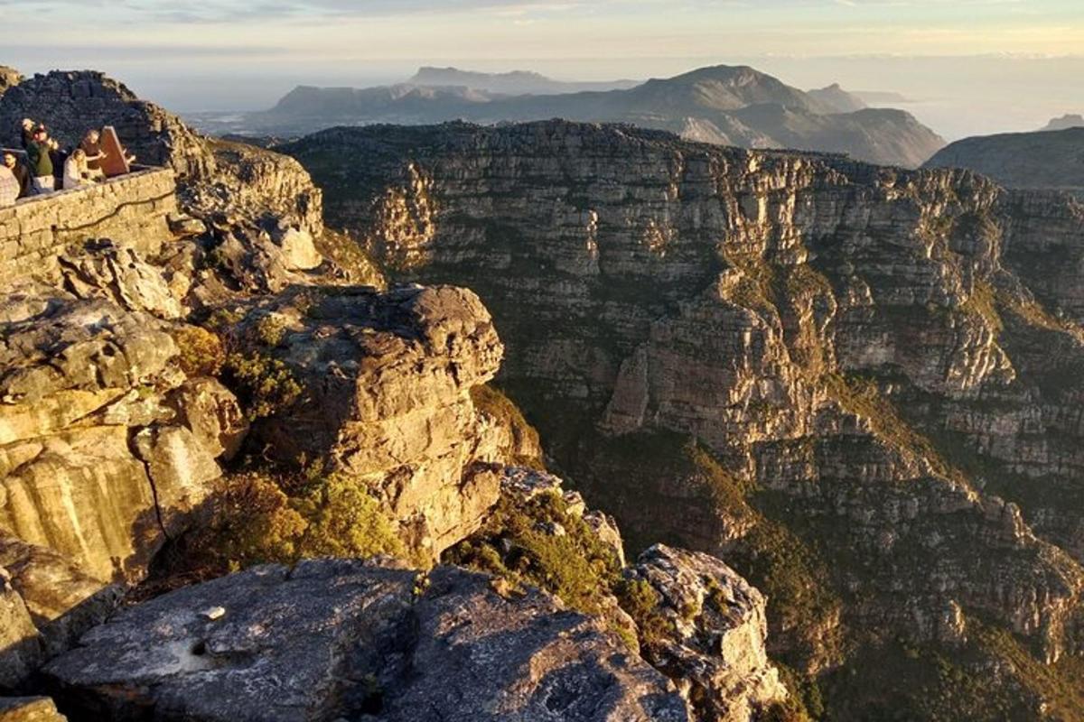 persone sedute sul bordo del Grand Canyon