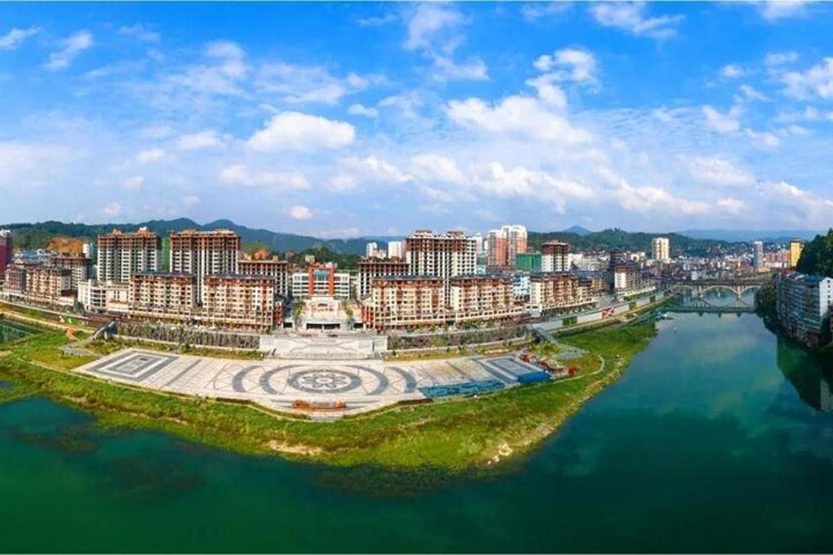 有水的城市鸟瞰图