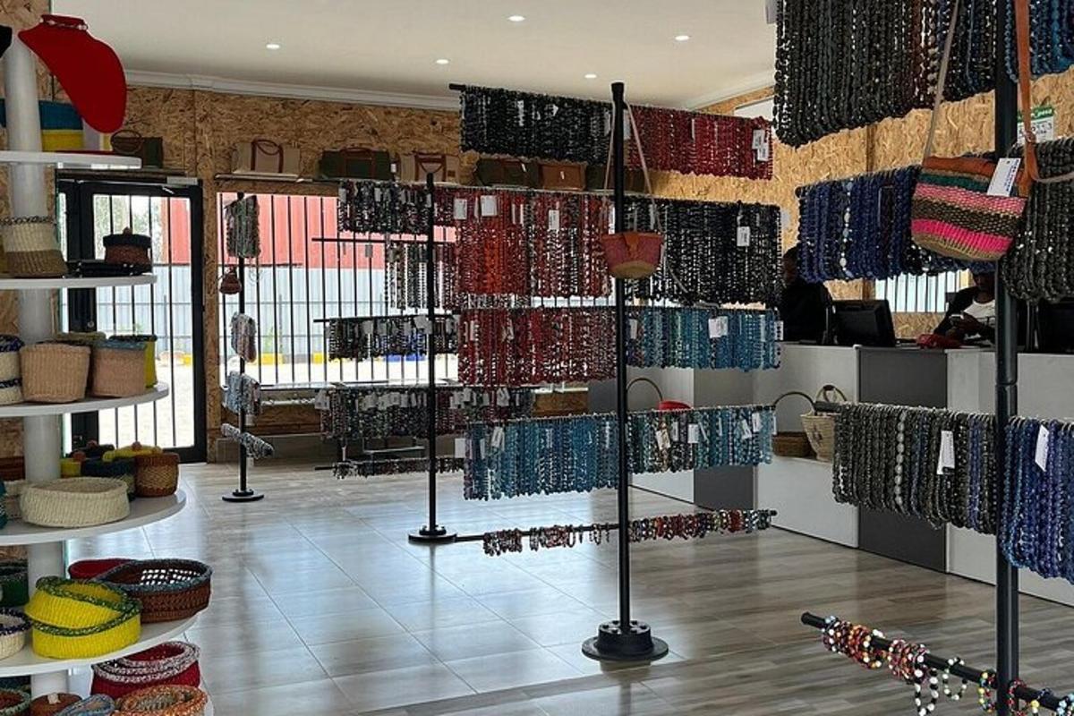 un negozio con molti tipi diversi di braccialetti in esposizione