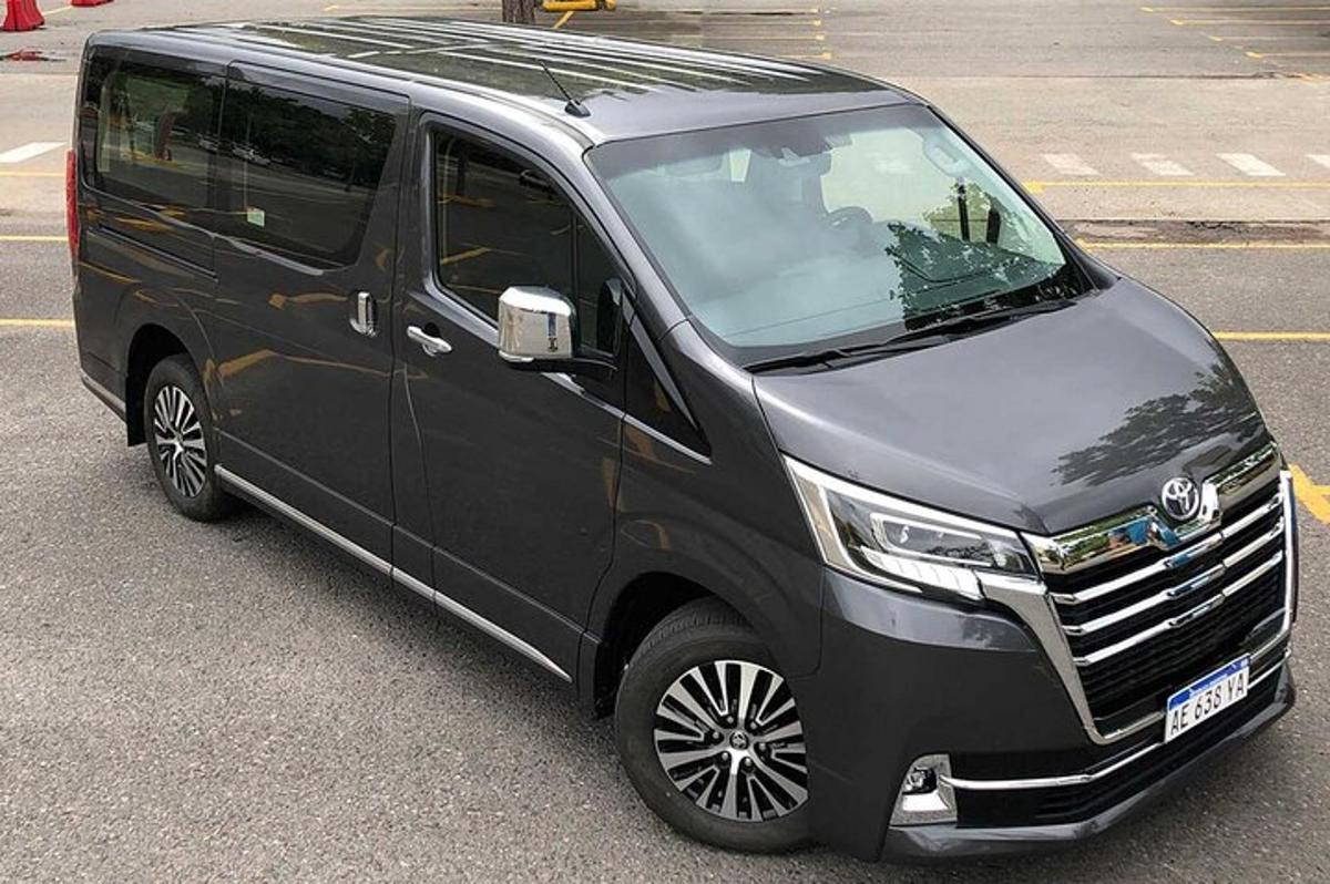 sebuah van hitam diletakkan di tempat letak kereta