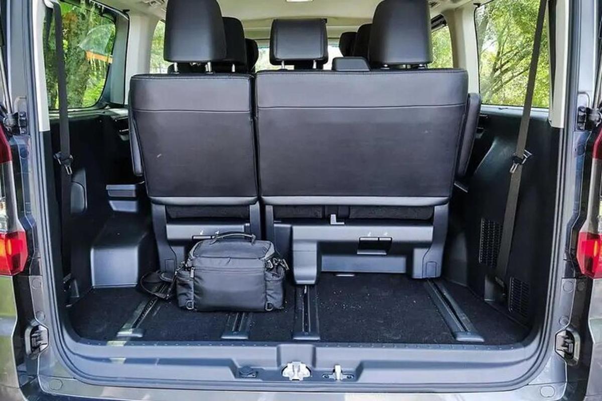 belakang terbuka belakang van mini