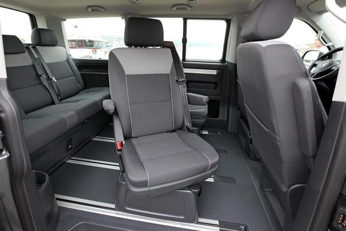 pemandangan tempat duduk belakang kereta