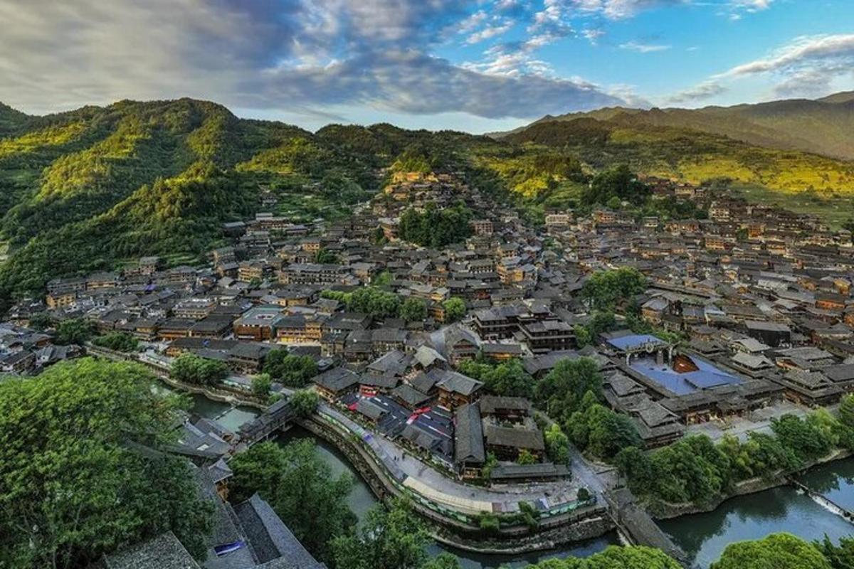 山上小镇的鸟瞰图