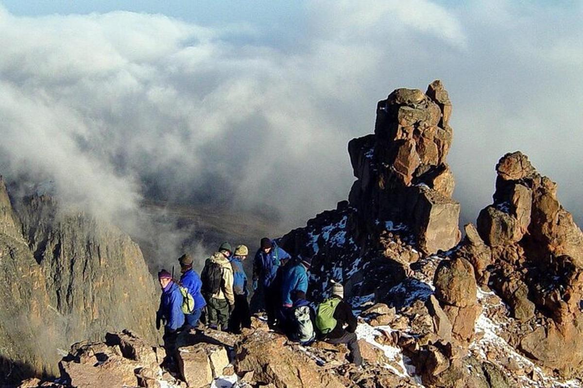 un gruppo di persone in piedi sulla cima di una montagna