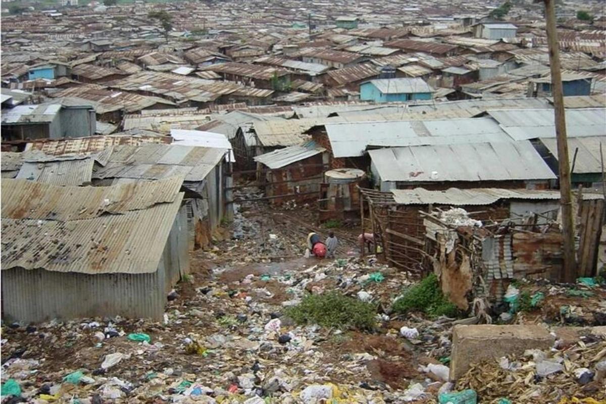 sekumpulan bangunan dan sampah di sebuah bandar