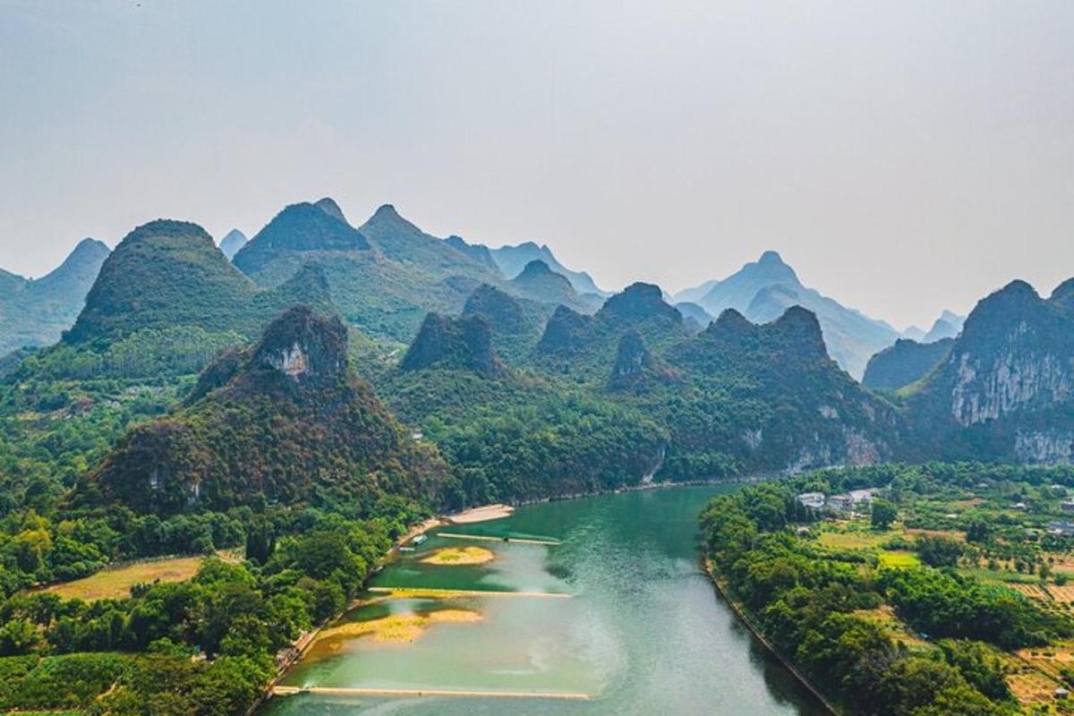 以山脉为背景的河流鸟瞰图