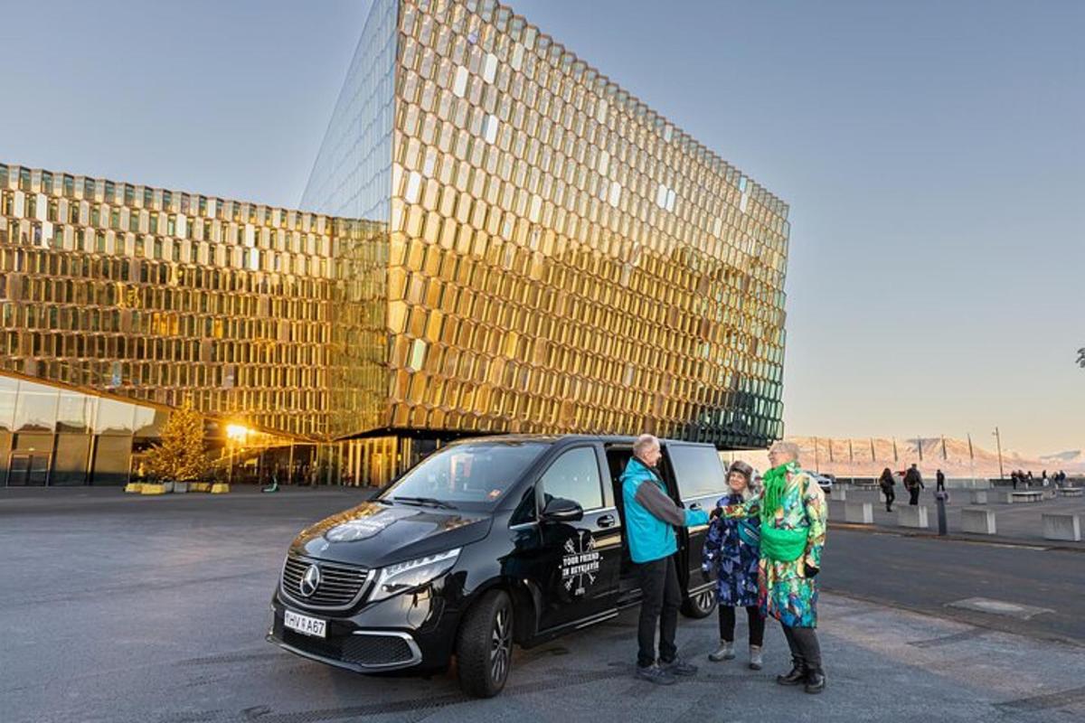 Þriggja manna hópur stendur við hliðina á bíl
