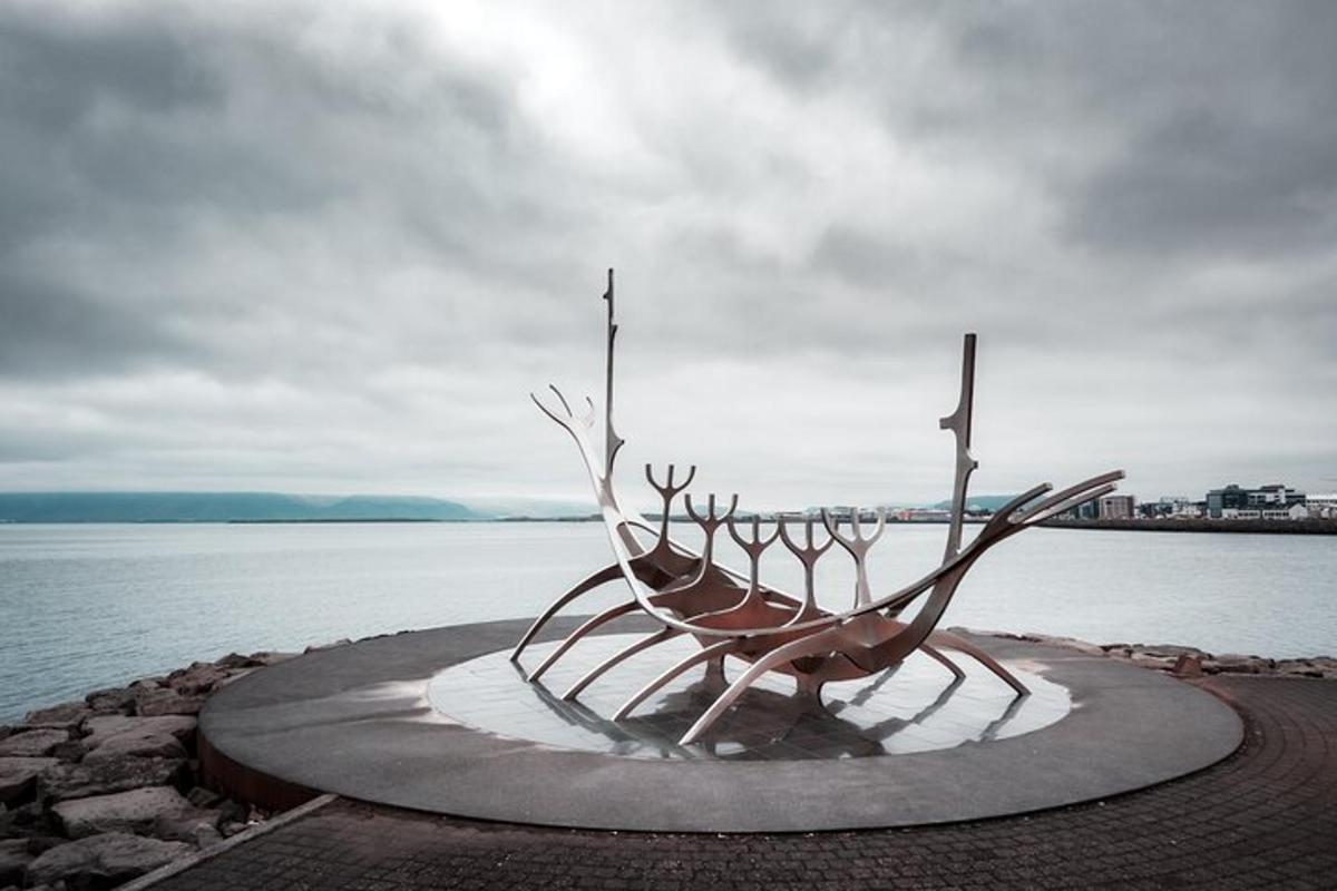 málmskúlptúr af báti á vatninu