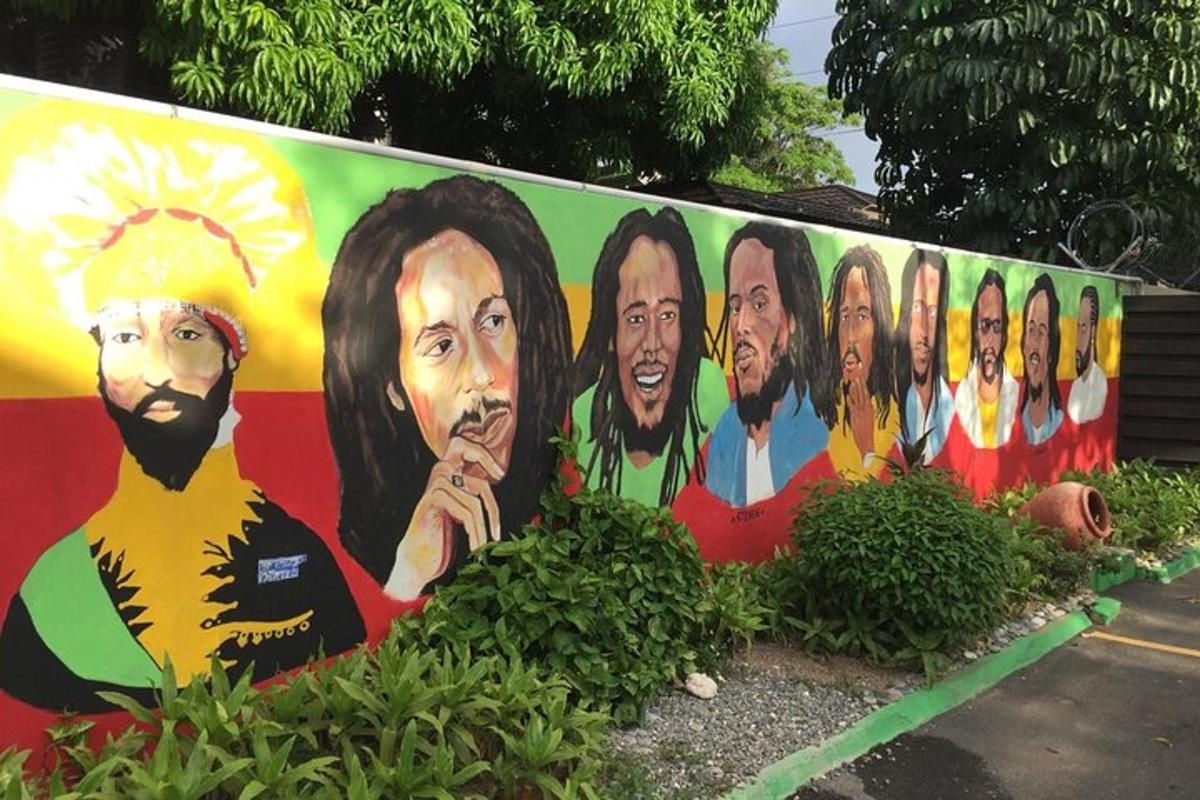 un muro con un dipinto di persone sopra