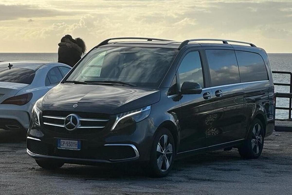 Acedes Benz minivens novietots stāvvietā netālu no okeāna