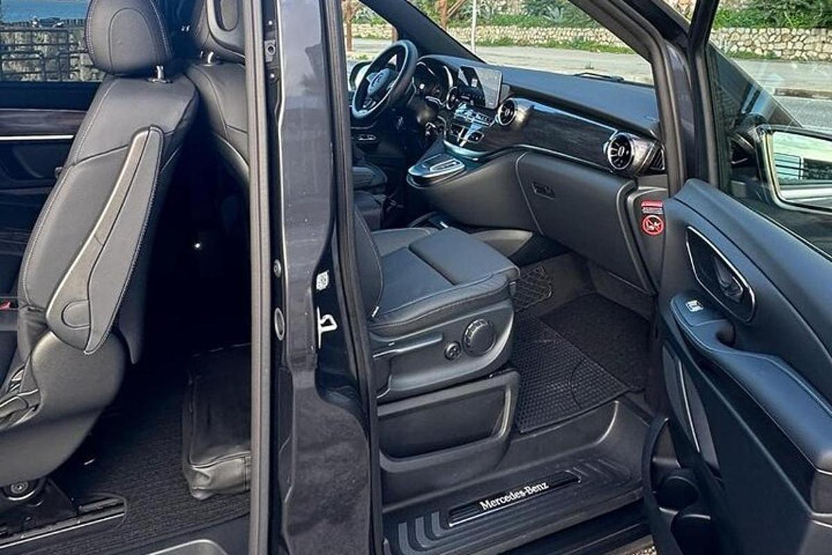 auto s otevřenými dveřmi a jeho vnitřek