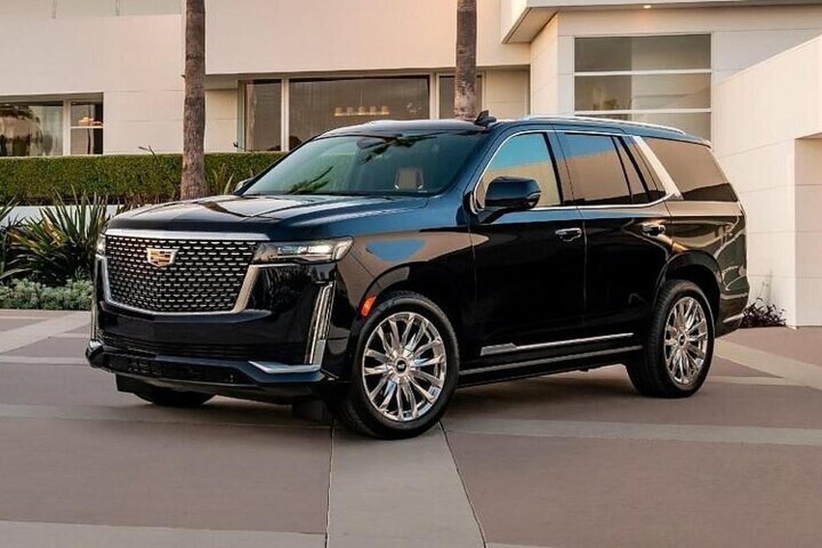 un SUV nero parcheggiato in un parcheggio