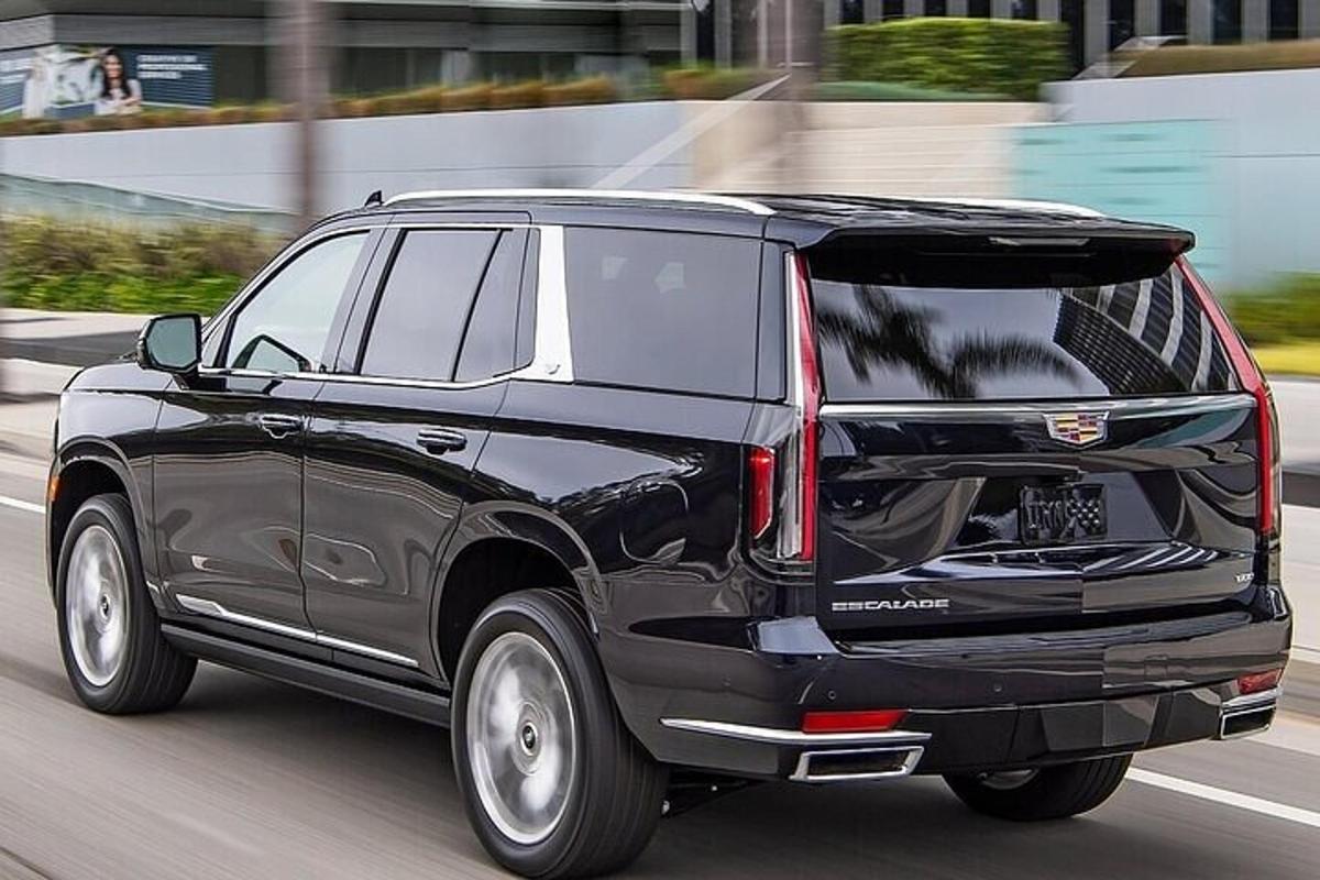 un SUV nero che percorre una strada cittadina