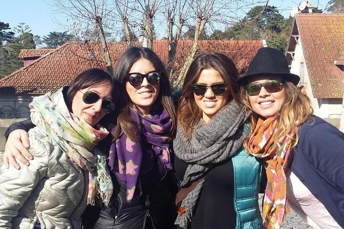 un gruppo di quattro donne che posano per una foto