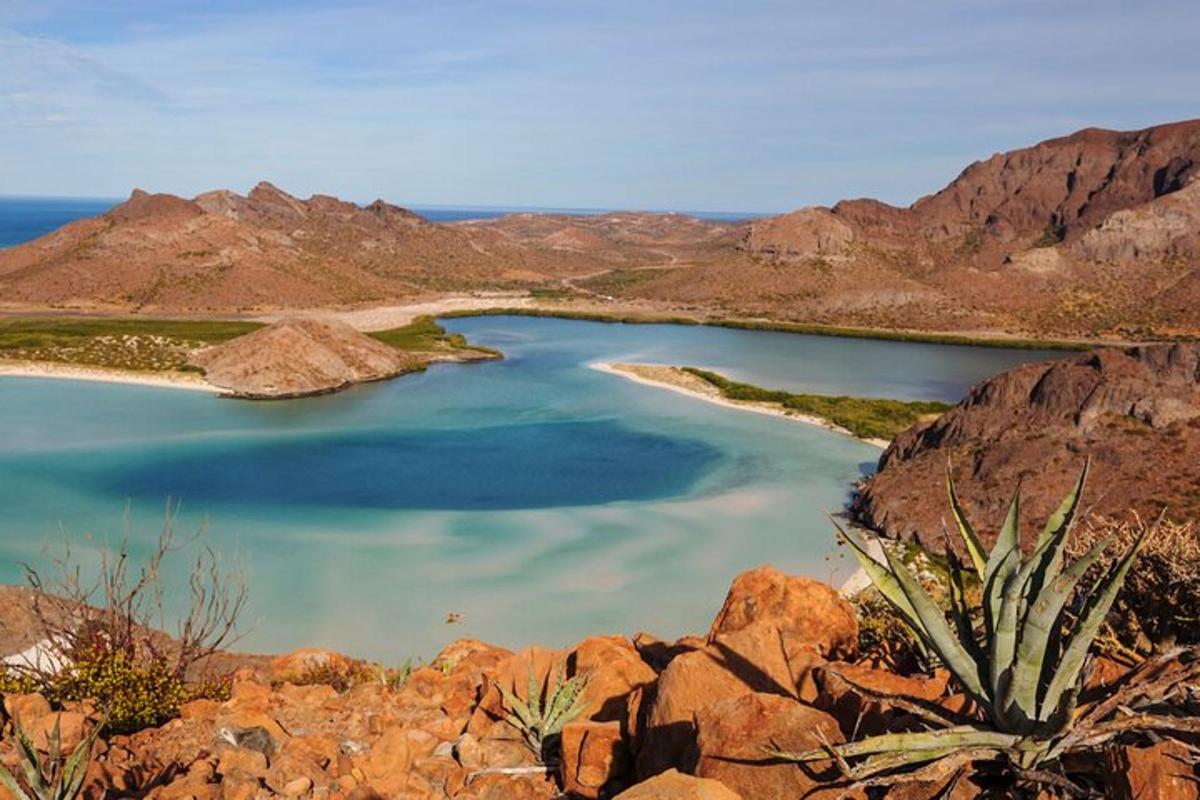 un lago in mezzo a un deserto con montagne