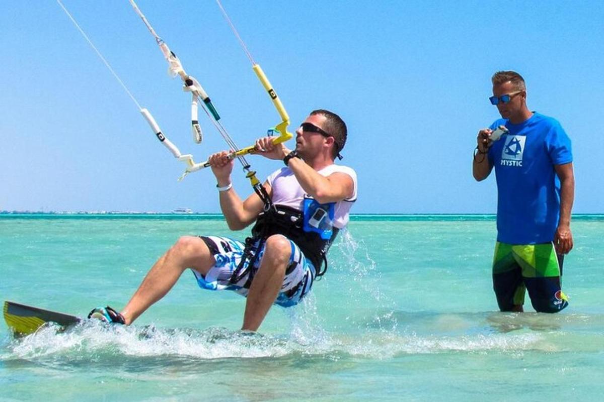 un hombre en una tabla en el agua