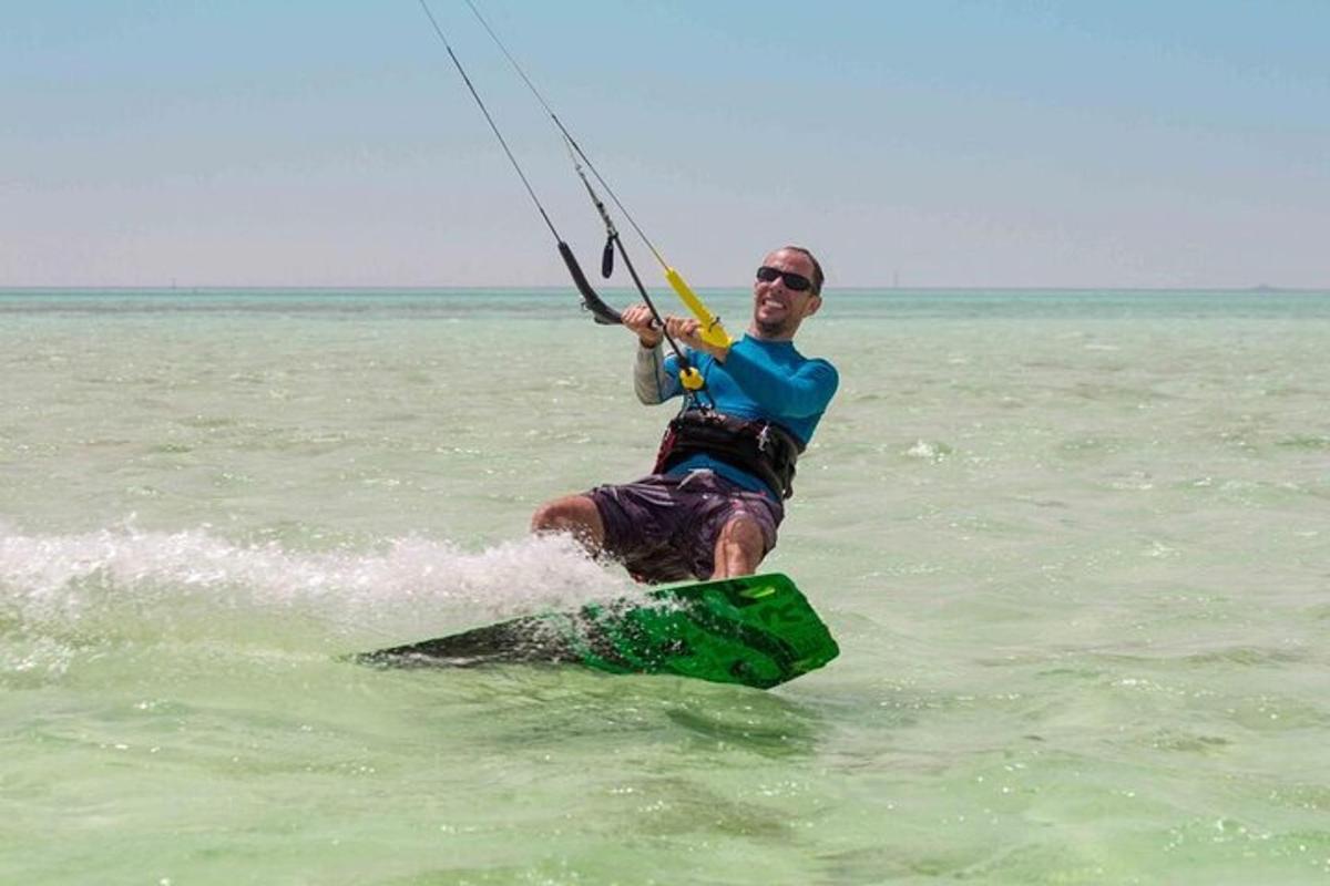 um homem em uma prancha de surfe na água