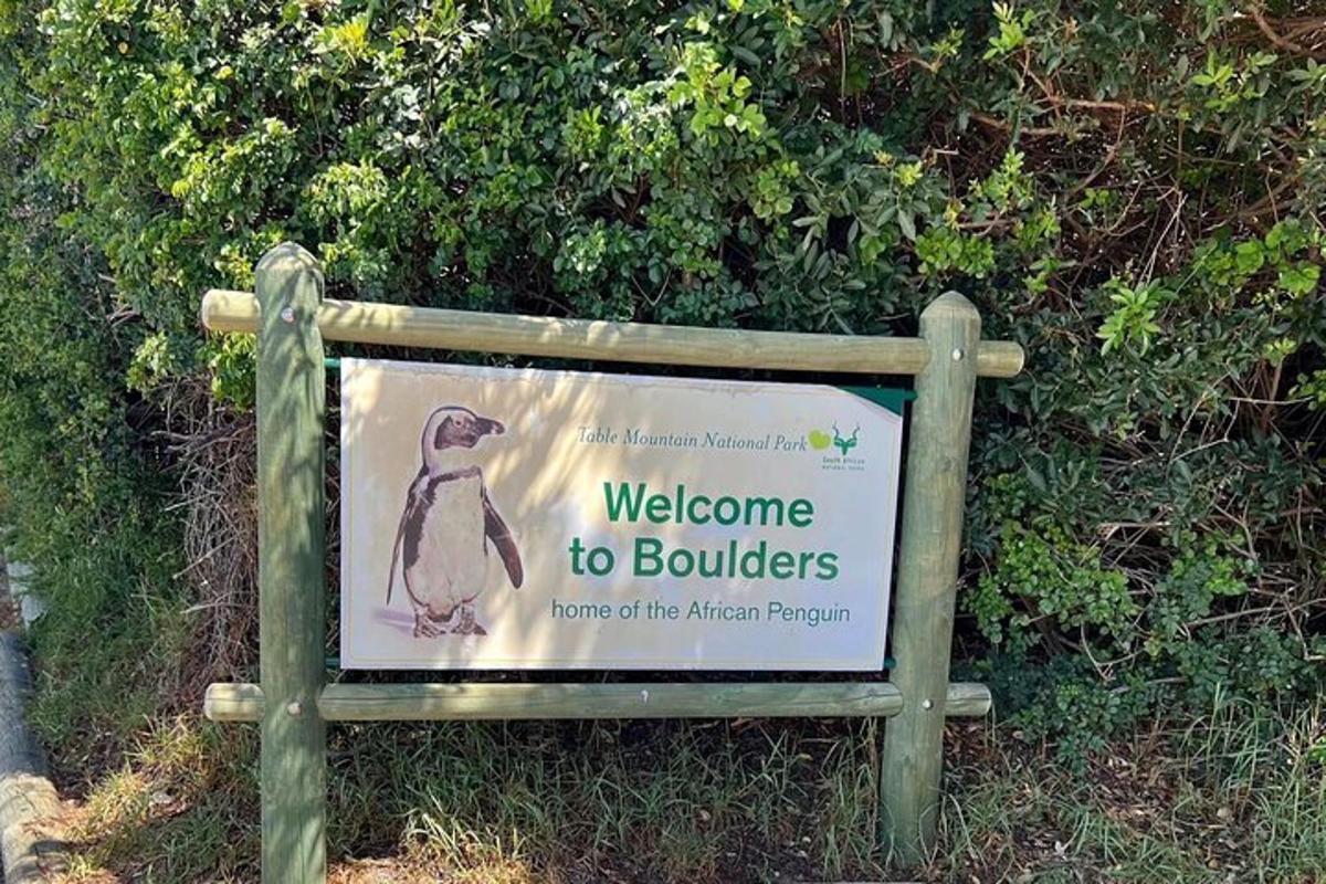 uma placa de boas-vindas aos boulders com um pinguim nela