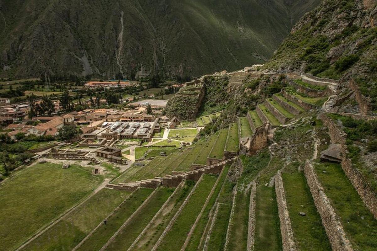 una vista aérea de un pueblo en una montaña
