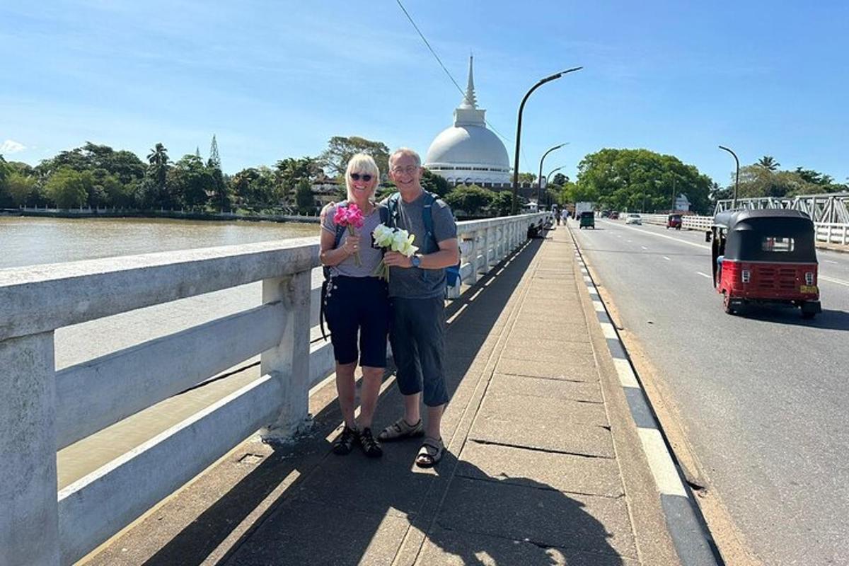 Un hombre y una mujer de pie en un puente