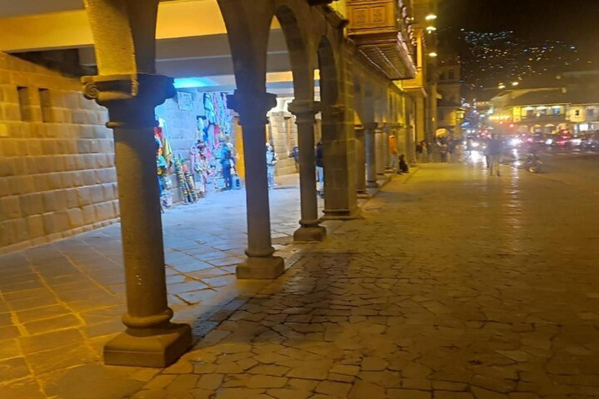 صف من الأعمدة في الشارع ليلاً