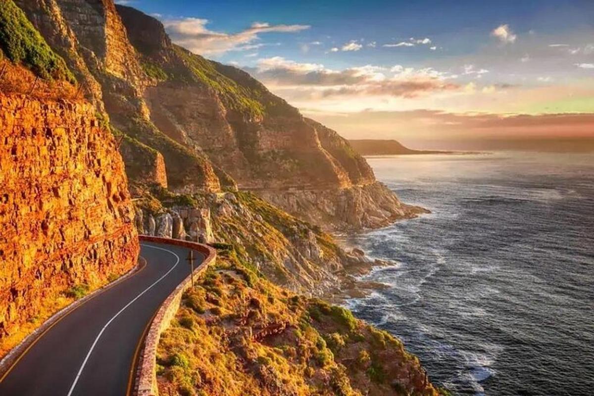 uma estrada na encosta de um penhasco próximo ao oceano