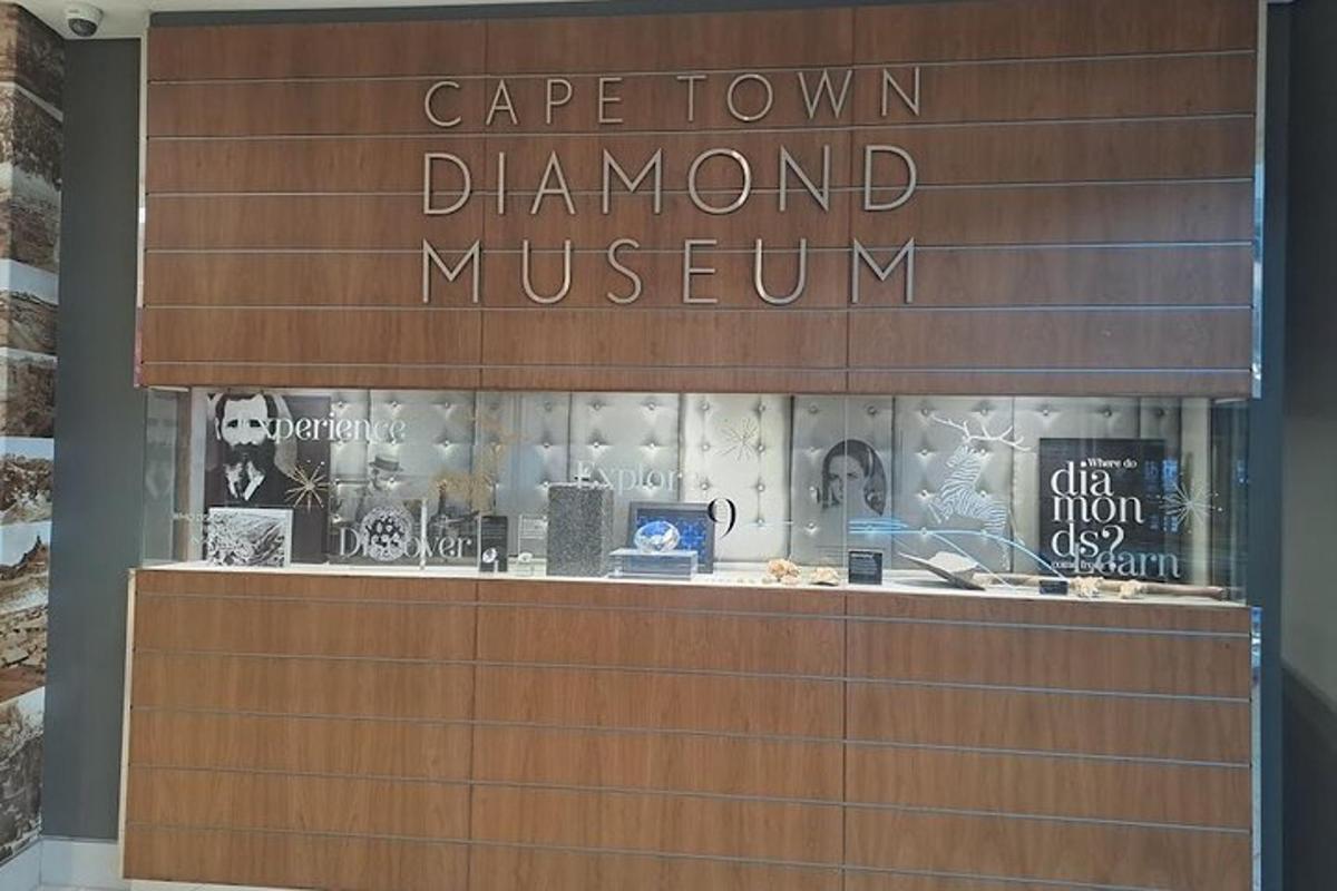 una vetrina con un cartello per un museo dei diamanti