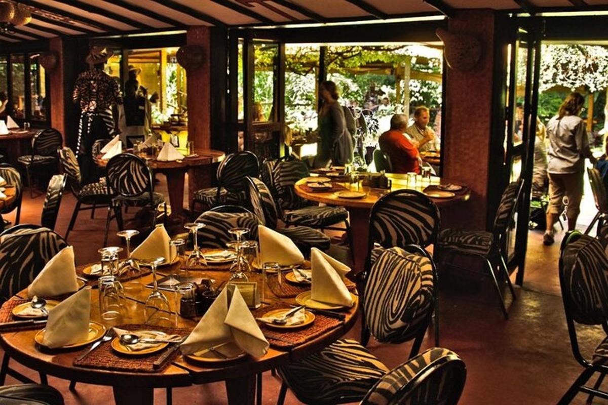 un ristorante con tavoli e sedie e persone che camminano in giro