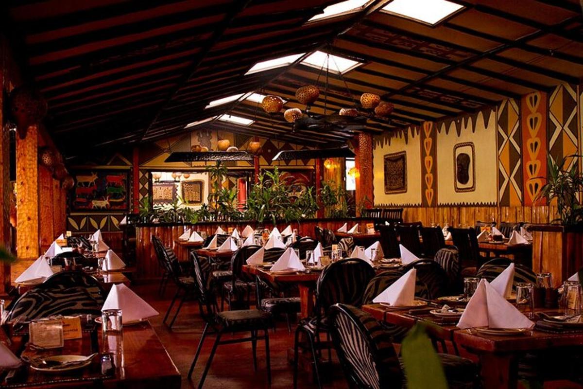 un ristorante con tavoli e sedie con tovaglioli sopra