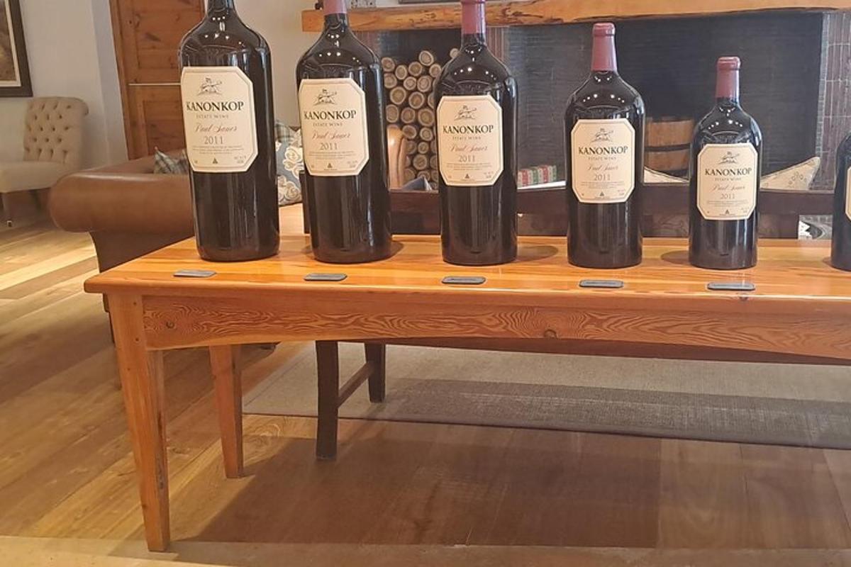 štiri steklenice vina na leseni mizi