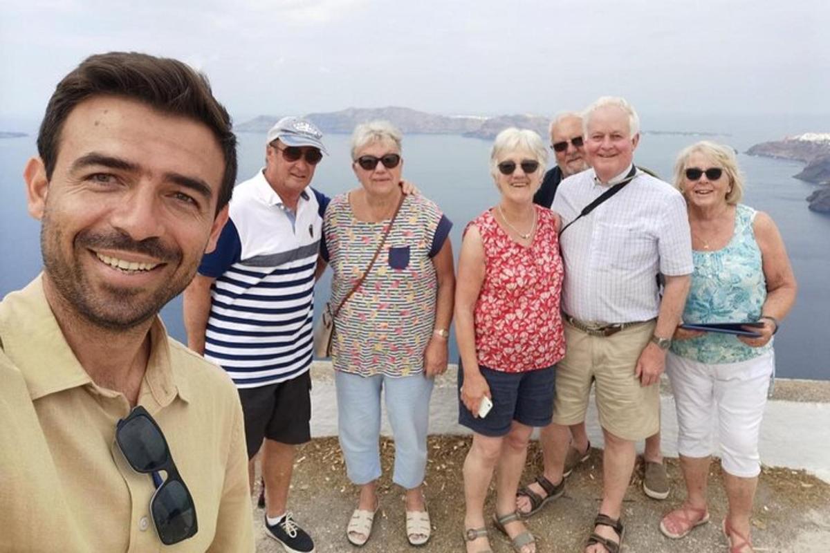 skupina starších lidí pózujících pro fotografii