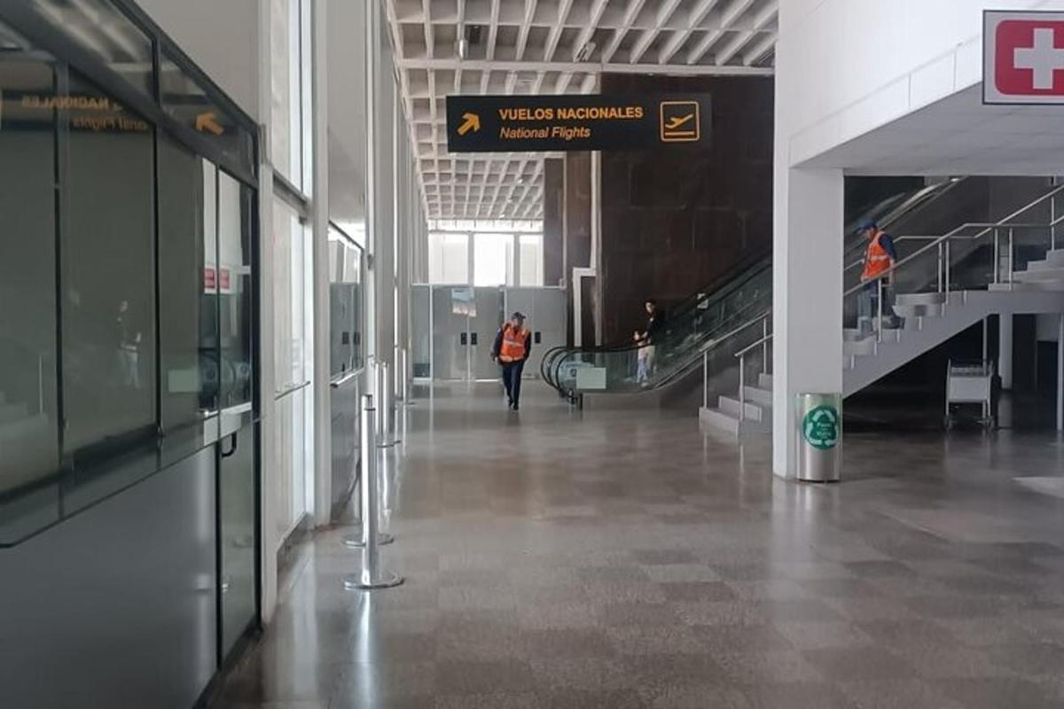 egy személy sétál egy folyosón egy épületben
