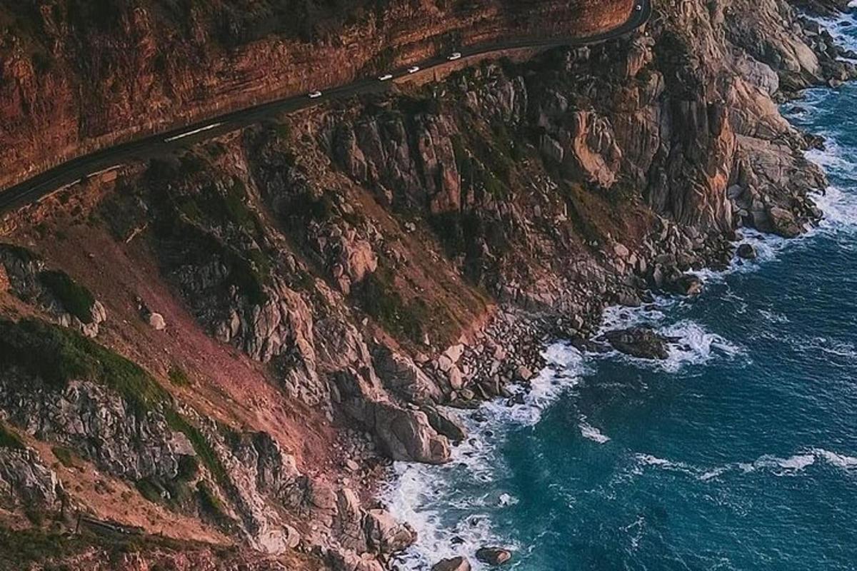 zračni pogled na goro z oceanom