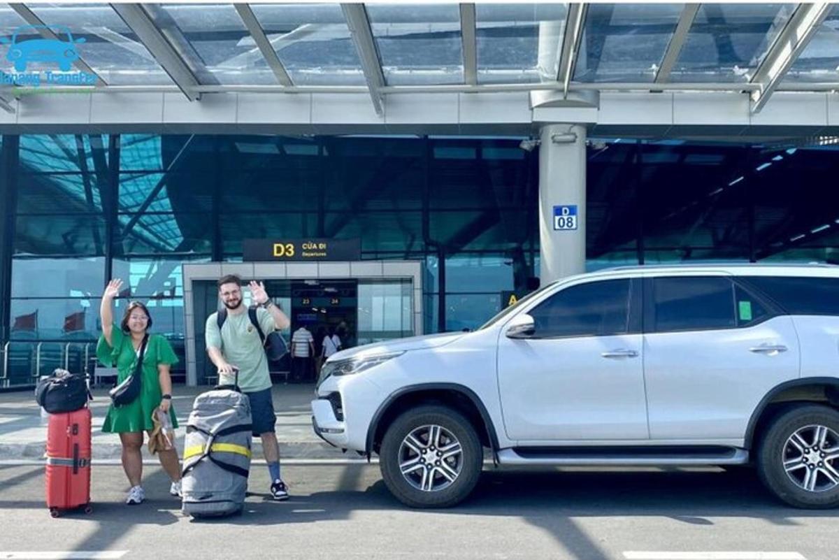 um grupo de pessoas em pé ao lado de um SUV branco
