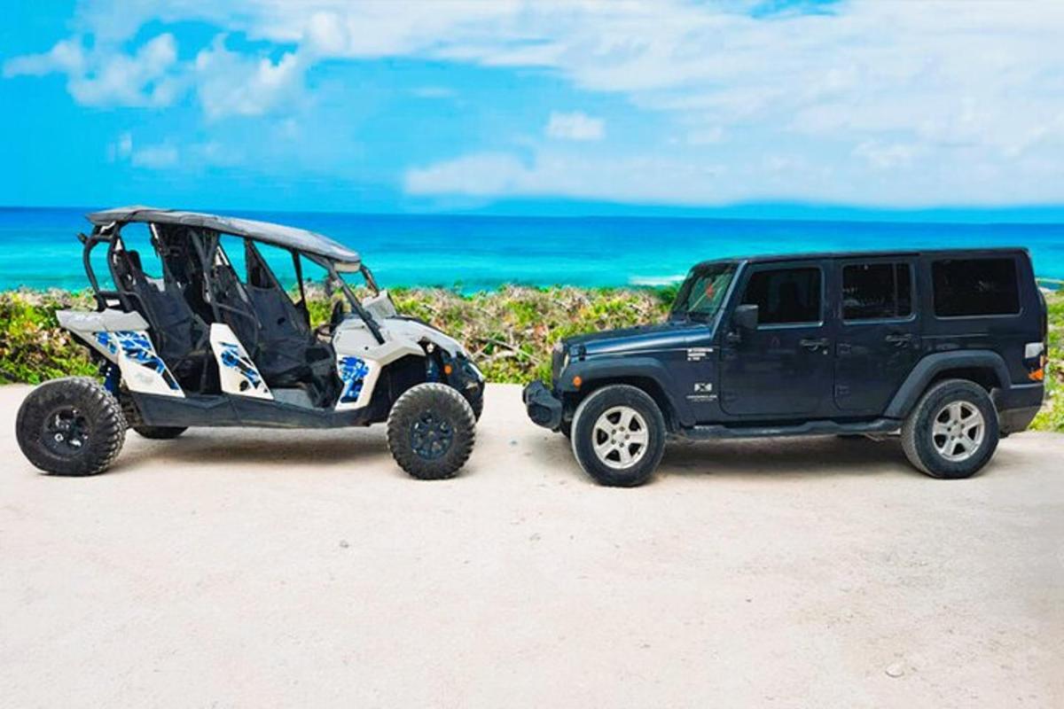 en jeep og en golfvogn parkeret på stranden