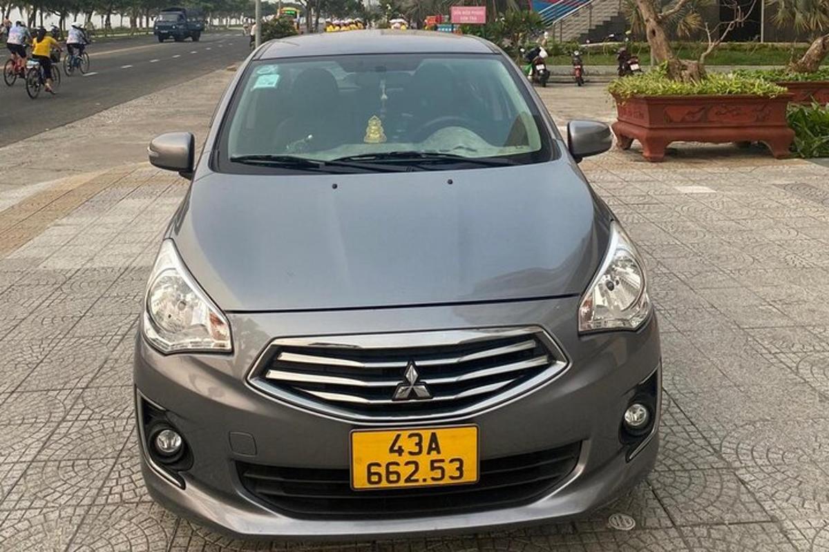 um carro prateado estacionado na beira de uma rua