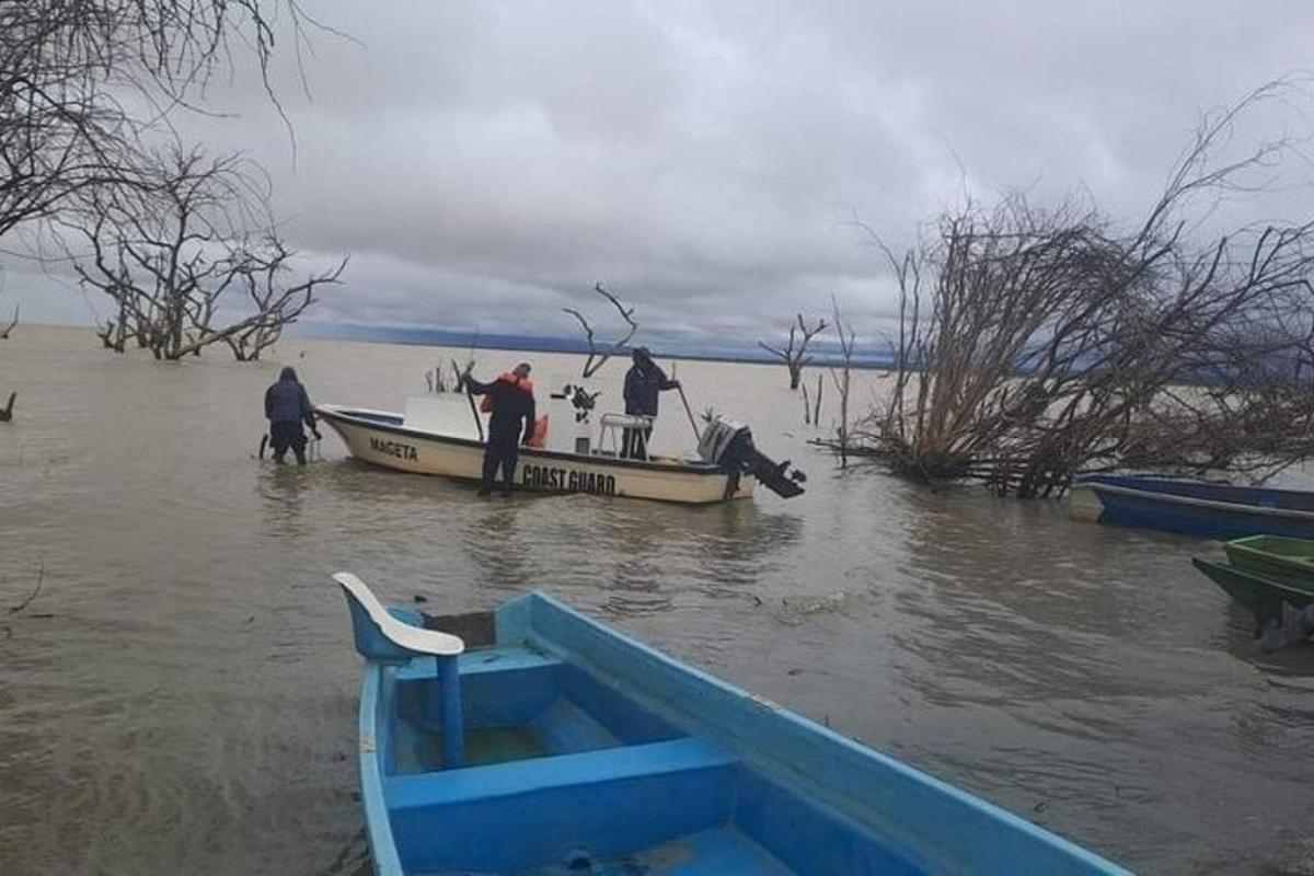 un gruppo di persone su una barca in acqua