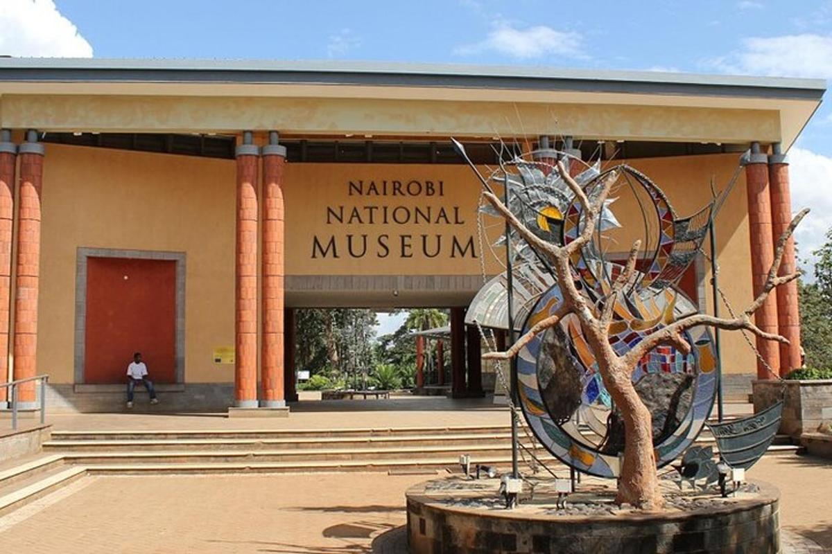 muuseum, mille hoone ees on skulptuur