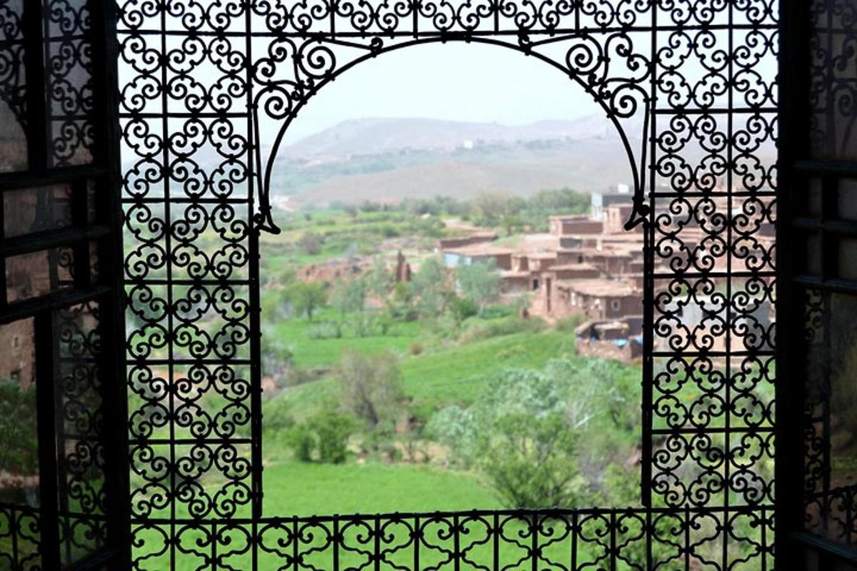 una finestra aperta con vista su un campo verde