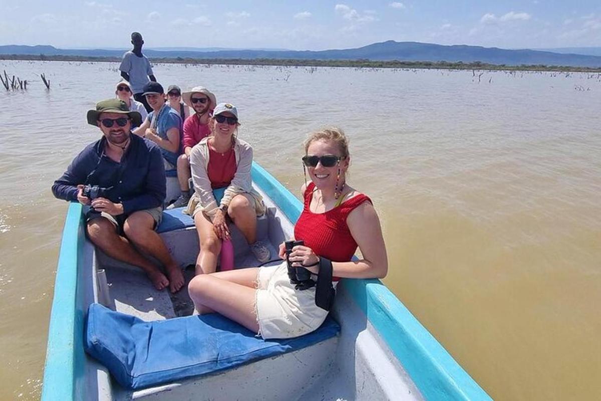 un gruppo di persone sedute su una barca sull'acqua