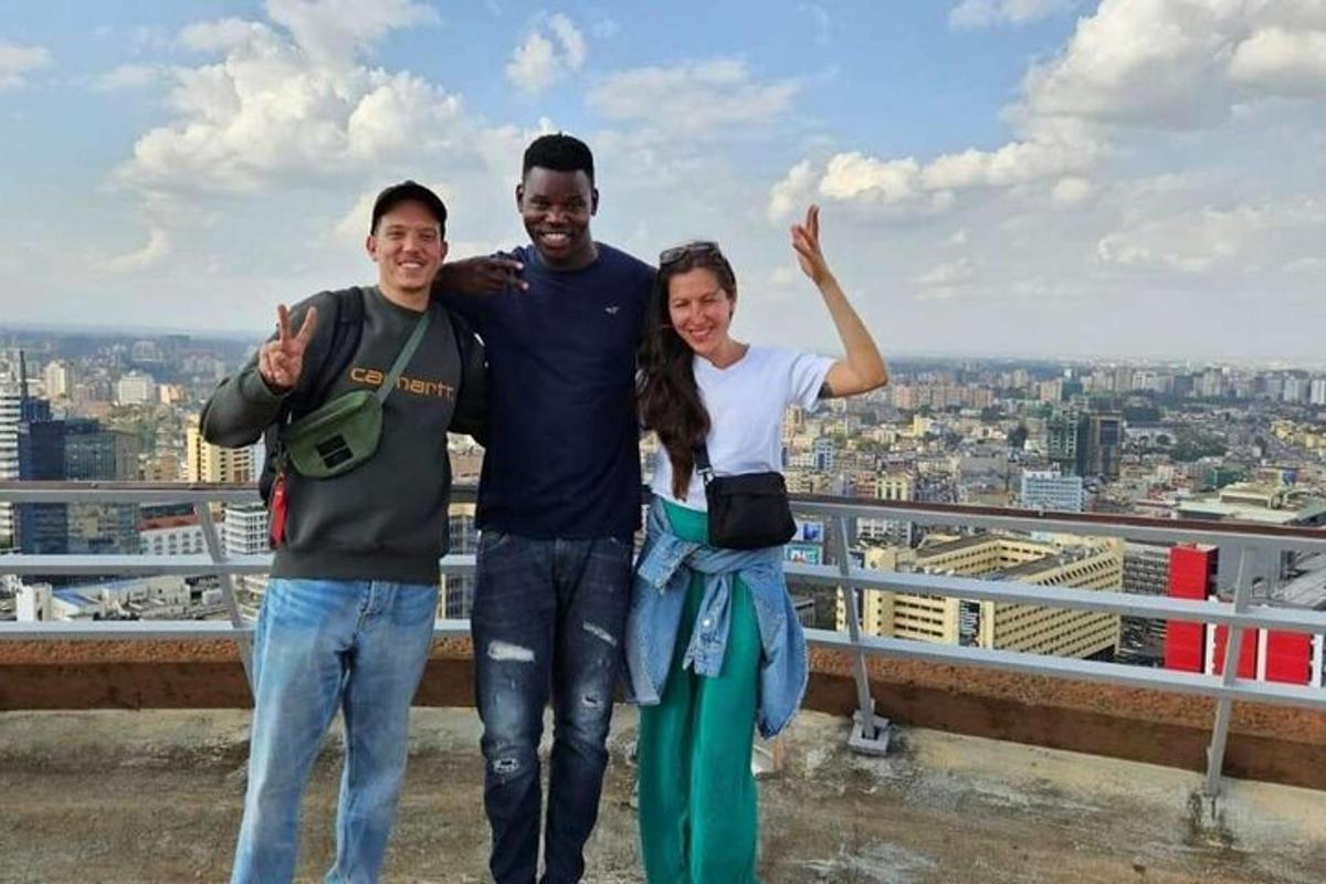 skupina tří lidí stojící na střeše budovy