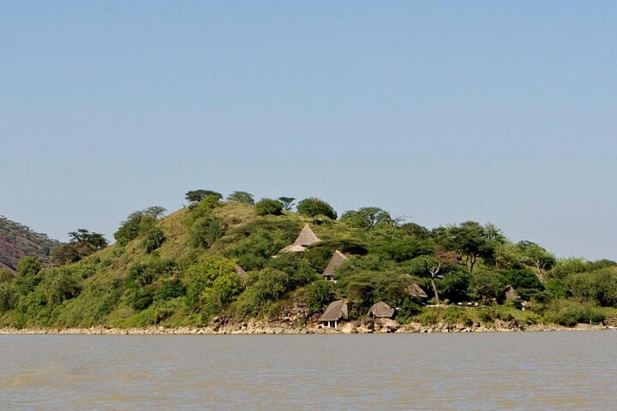 un'isola con capanne sulla riva di uno specchio d'acqua