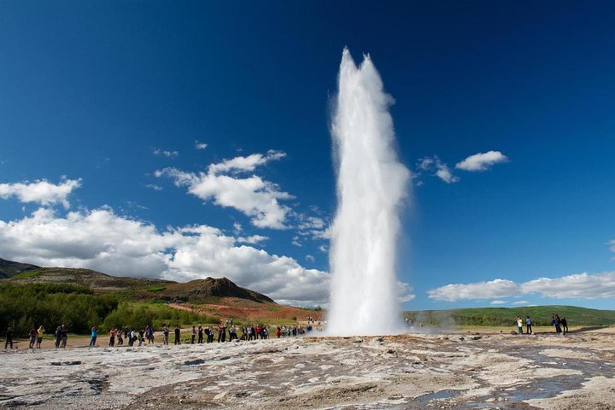 isang malaking geyser sa gitna ng isang field