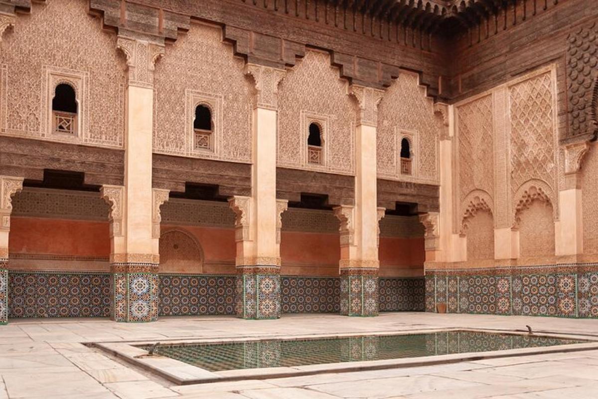 un cortile di un edificio con una fontana al suo interno