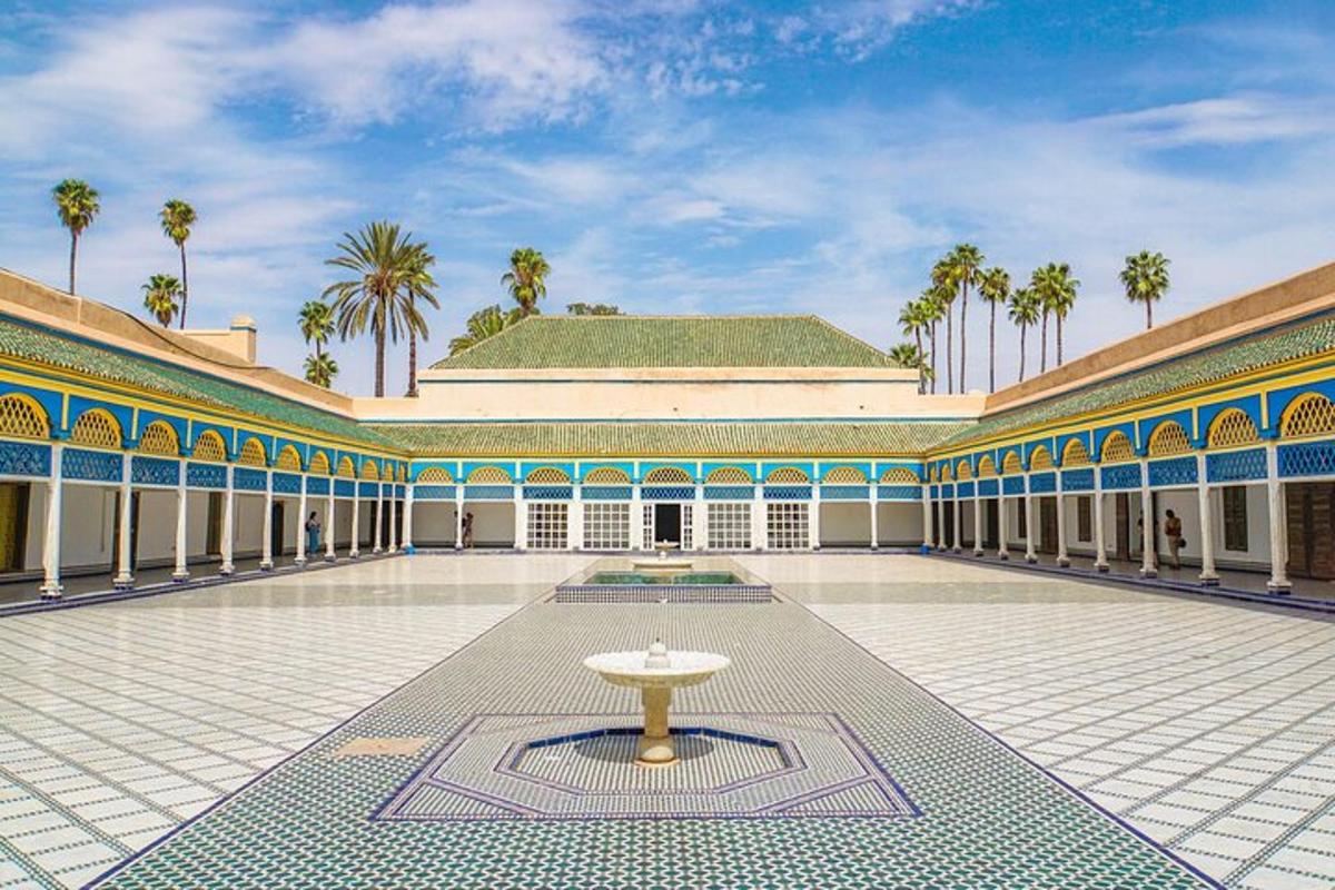 un edificio con una fontana al centro di un cortile