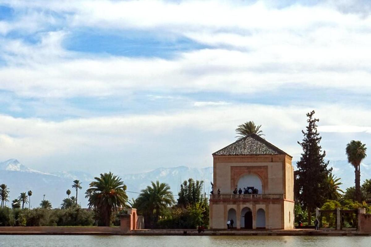 un edificio in mezzo a uno specchio d'acqua