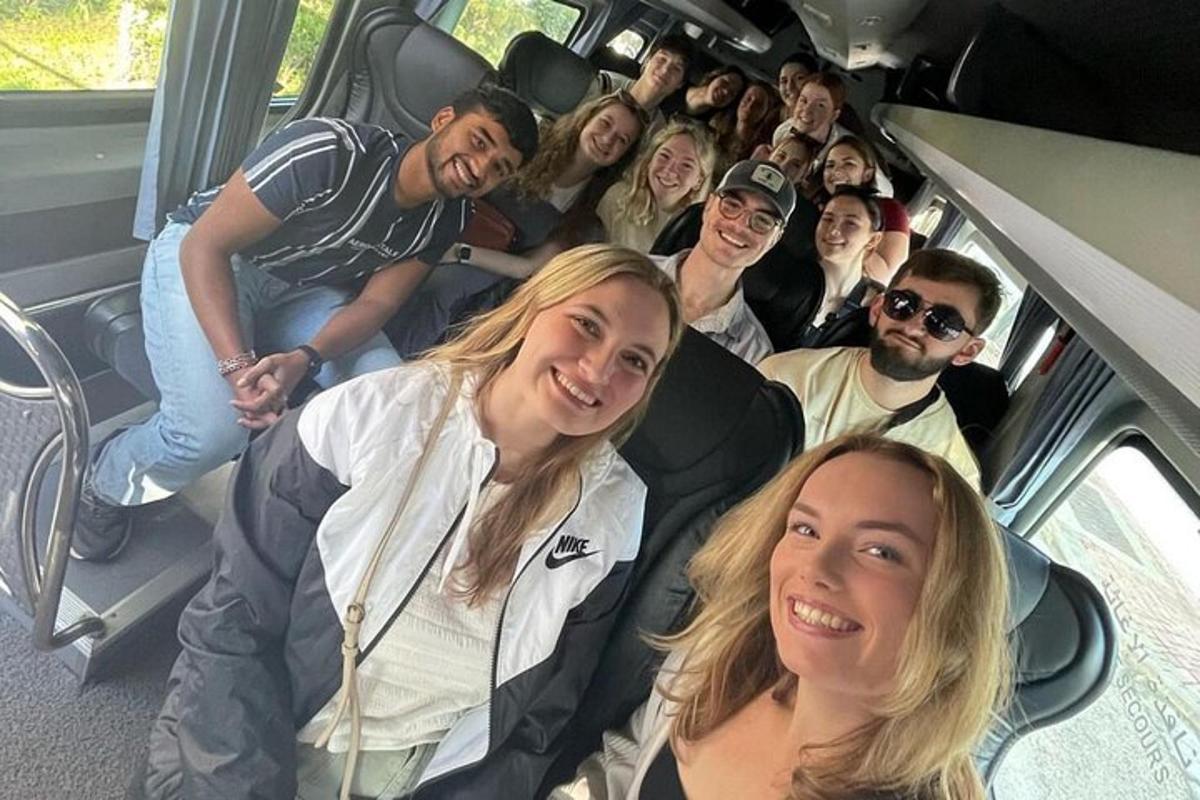 grupa ludzi siedząca z tyłu autobusu