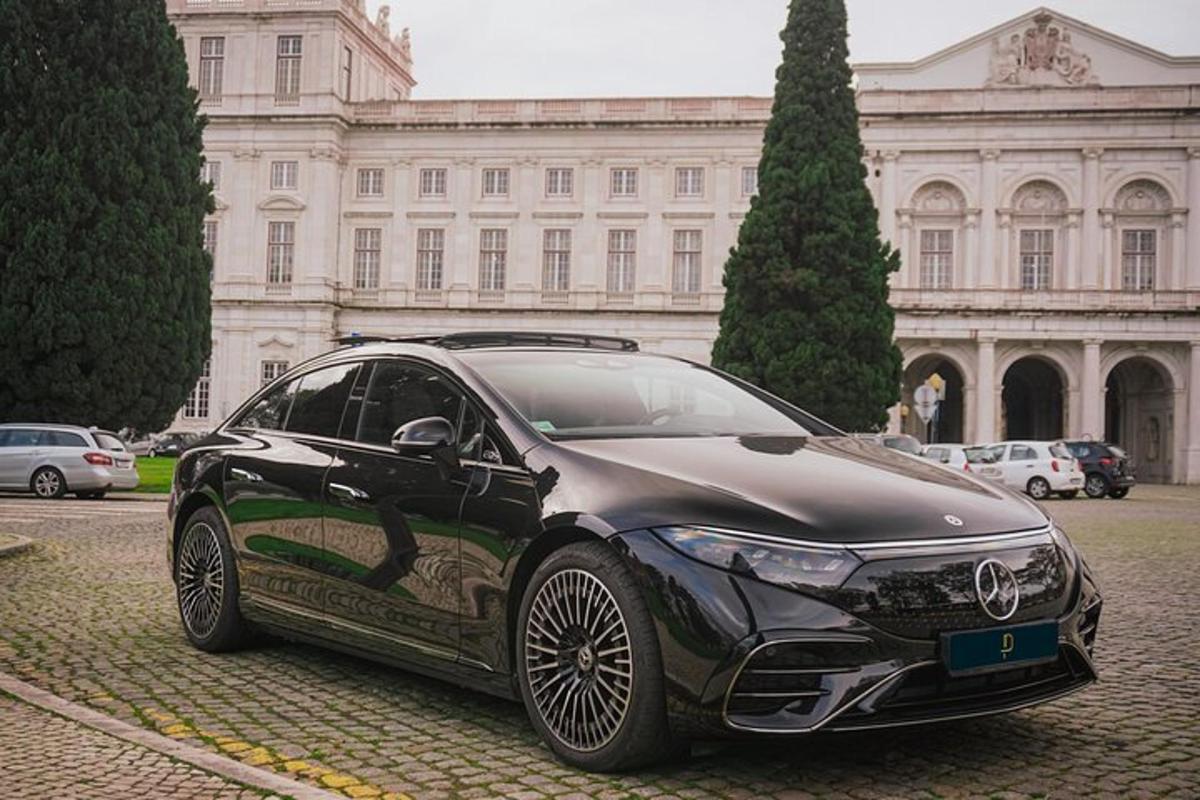 černé auto zaparkované před budovou